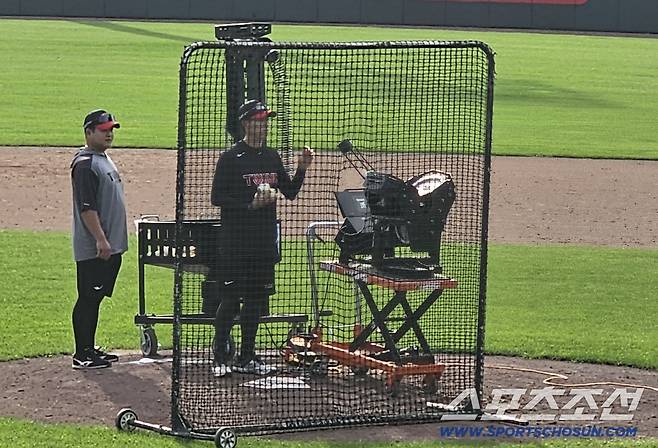 LG 트윈스 타자들이 피칭머신으로 강속구에 적응하는 훈련을 하고 있다. 이천=권인하 기자