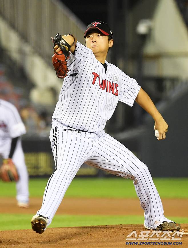 30일 잠실구장에서 열린 LG 트윈스와 두산 베어스의 경기. LG 송승기가 역투하고 있다. 잠실=박재만 기자 pjm@sportschosun.com/2025.09.30/