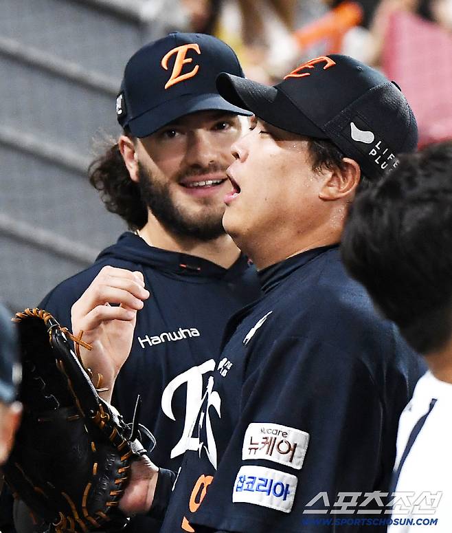 17일 광주 기아챔피언스필드에서 열린 한화-KIA전. 5이닝 2실점으로 승리 요건을 갖춘 한화 선발 류현진이 폰세의 축하를 받으며 한숨을 쉬고 있다. 광주=정재근 기자 cjg@sportschosun.com/2025.9.17/