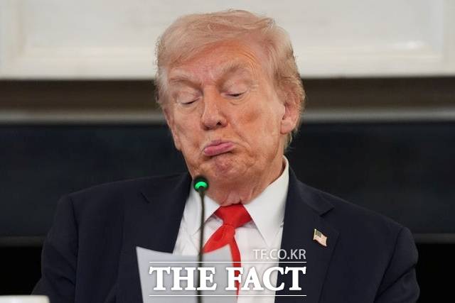 도널드 트럼프 미국 대통령이 지난 1일 시작된 연방정부 셧다운(기능 일시 정지)을 기회로 공무원 해고, 예산 삭감을 감행해 민주당을 압박하고 있다. /뉴시스