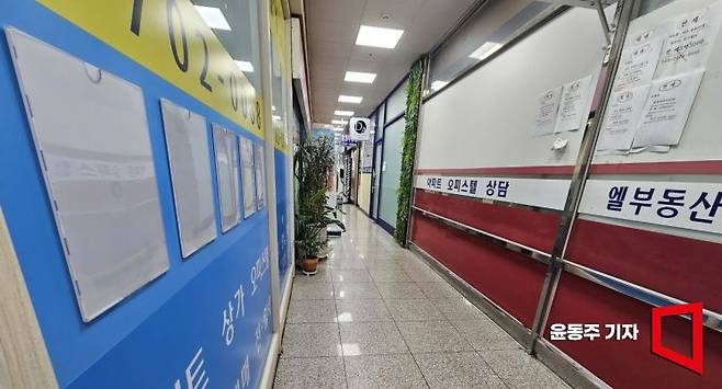 정부가 서울과 경기도 일부 지역에 '주택시장 안정화 대책'이 발표된 이후  매물을 줄어들고 전세 물량이 사라질수 있다는 우려가 나오고 있다. 16일 서울 마포의 한 부동산 매물 안내판의 전세 안내물에는 엑스(X)표시가 되어 있고, 매매 안내판은 비어 있다. 2025.10.16 윤동주 기자