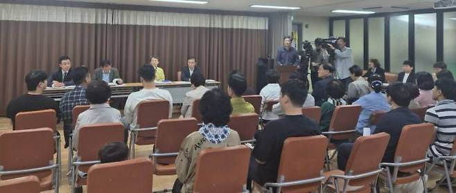 지난 15일 오후 광주 북구 중흥1동 행정복지센터에서 열린 도시철도 2호선 공사 피해 주민설명회 현장. 송보현 기자