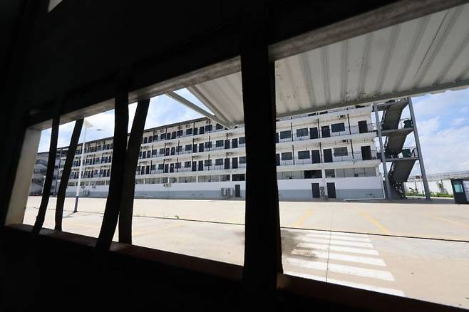 캄보디아에서 한국인 납치ㆍ감금이 잇따라 발생하며 정부가 대응에 나선 가운데 16일(현지시간) 캄보디아 프놈펜 인근 프린스그룹이 운영하는 범죄단지로 알려진 태자단지의 모습. 연합뉴스