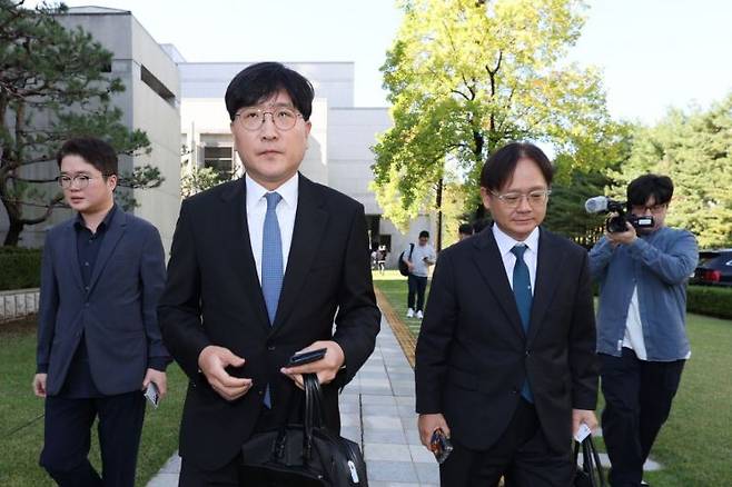 최태원 SK그룹 회장이 노소영 아트센터 나비 관장의 이혼 소송 상고심에서 파기환송 판결이 난 16일 최 회장 측 변호인단인 민철기(오른쪽)·이재근 변호사가 판결 후 서울 서초구 대법원을 떠나고 있다. 연합뉴스.