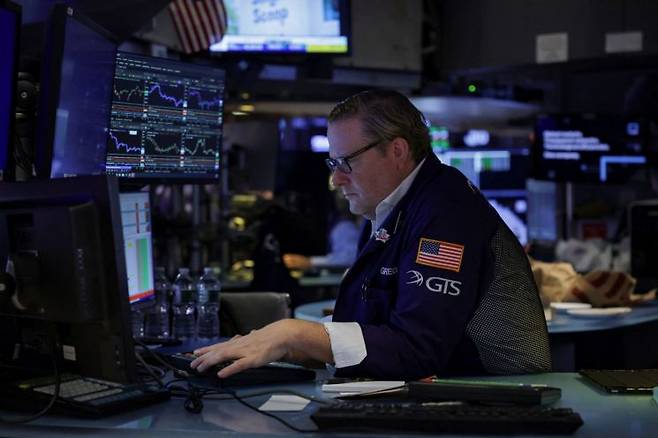 16일(현지시간) 미국 뉴욕증권거래소(NYSE) 거래장에서 한 트레이더가 업무를 보고 있다. 로이터연합뉴스