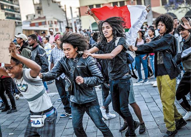 AFP 연합뉴스14일 마다가스카르 수도 안타나나리보에서 청년들이 안드리 라조엘리나 대통령의 퇴진을 요구하는 시위를 벌이고 있다.