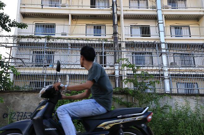 15일 오후 찾은 캄보디아 수도 프놈펜의 ‘원구 단지’. 보이스피싱 등 범죄 조직의 본거지 중 하나로 추정된다. 건물을 둘러싸고 높다란 철창이 설치돼 있다. 최근 캄보디아 당국의 단속이 강화되면서 조직원들이 대부분 자취를 감췄다. /박성원 기자