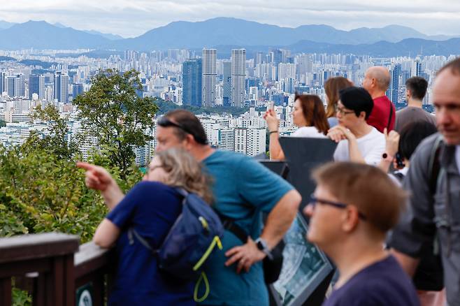 지난 12일 서울 남산에서 외국인 관광객들이 도심 전경을 감상하고 있다. /뉴스1