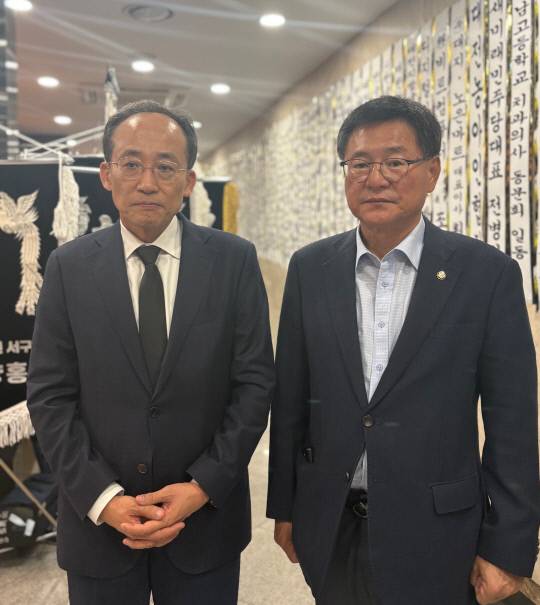 16일 추경호(왼쪽) 국민의힘 국회의원이 전날 별세한 이상민 전 국회의원의 빈소 조문을 마치고 나오고 있다. 최다인 기자