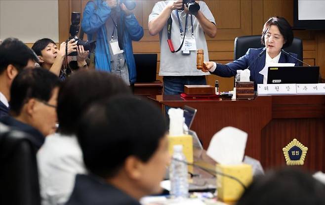 추미애 국회 법제사법위원회 위원장이 15일 오전 서울 서초구 대법원에서 열린 전체회의에서 '이재명 대통령의 공직선거법위반 사건에 대한 대법원 전원합의체 관련 서류 제출 요구의 건'을 처리하고 있다. ⓒ국회사진기자단