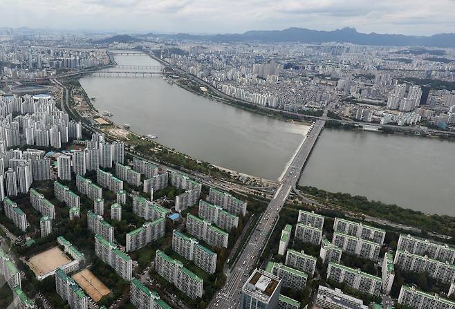 정부가 15일 부동산 관계장관회의를 열고 ‘주택시장 안정화 대책’을 확정·발표했다. 서울 전역과 분당 과천 등 경기도 12개 지역이 조정대상지역·투기과열지구로 확대 지정되며 토지거래허가구역으로 묶인다. 주택담보대출 한도는 수도권·규제지역의 시가 15억 원 초과~25억 원 이하 주택의 경우 4억 원, 25억 원 초과 주택은 2억 원으로 축소된다. 사진은 이날 서울 송파구 롯데월드타워에서 바라본 아파트 단지. 2025.10.15. 뉴스1