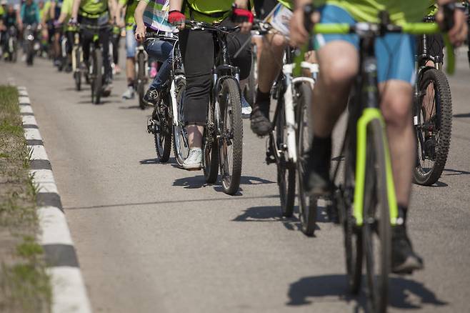 걷기·자전거 타기·수영과 같은 유산소 운동이 무릎 관절염 개선에 가장 효과적인 운동법으로 밝혀졌다. 사진=게티이미지코리아.