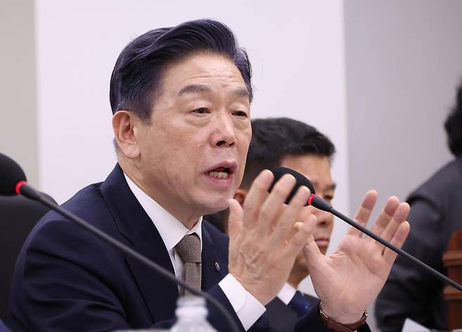 16일 세종시 정부세종청사에서 열린 국회 정무위원회의 국가보훈부, 국민권익위원회, 독립기념관 등에 대한 국정감사에서 김형석 독립기념관장이 의원 질의에 답변하고 있다. 뉴시스