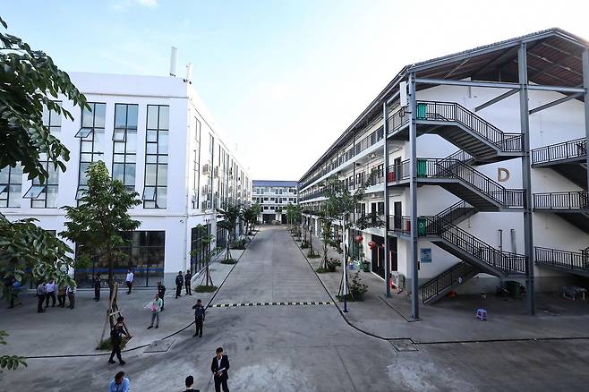 최근 캄보디아에서 한국인 대상 취업사기 및 감금 사건 등 각종 범죄에 연루된 사례가 수면 위로 드러나고 있다. 사진은 16일(현지시간) 캄보디아 프놈펜 인근 온라인스캠범죄단지인 태자단지. 2025.10.16 뉴스1