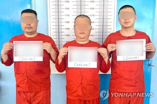 ‘온라인 스캠’ 범죄조직과 전쟁에 나선 캄보디아 당국 합동단속반이 지난 8월 캄폿주에서 펼친 단속 작전에서 체포한 중국인들을 캄보디아 국영 AKP통신이 보도했다.  [AKP통신 홈페이지 캡처=연합뉴스]