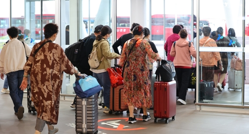 13일 인천 연수구 인천항 국제여객터미널을 통해 입국한 중국인 단체관광객들이 관광버스로 이동하고 있다.   [연합뉴스]