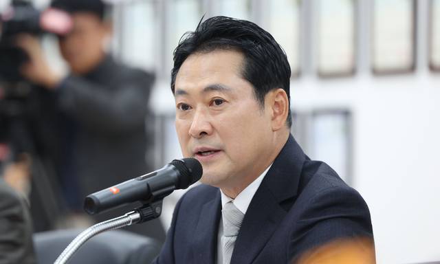 장동혁 국민의힘 당대표가 16일 오전 경남 창원시 성산구 지엠비(GMB) 코리아에서 열린 ‘미국 관세 정책 대응 수출기업 민생현장 간담회’에서 발언하고 있다.<연합뉴스 사진>