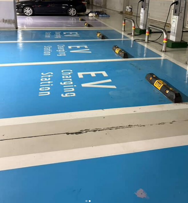 일반 주차 구역에 차량을 세운 뒤 전기차 충전기에서 호스를 끌어와 충전하는 차량을 제보한 모습. 전기차 충전 구역은 텅 비어 있다. /사진=보배드림 인스타그램 계정 캡처