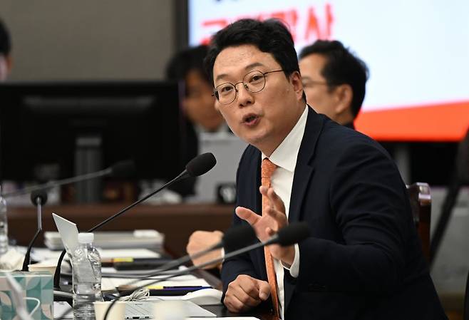 천하람 개혁신당 의원이 24일 오전 정부광주지방합동청사 3층 대회의실에서 열린 국회 기획재정위원회의 광주지방국세청·광주본부세관 등 국정감사에서 질의를 하고 있다. 뉴시스