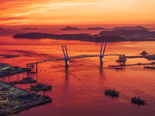 노을길의 시작점인 백사장항이 붉게 물들어 있다.