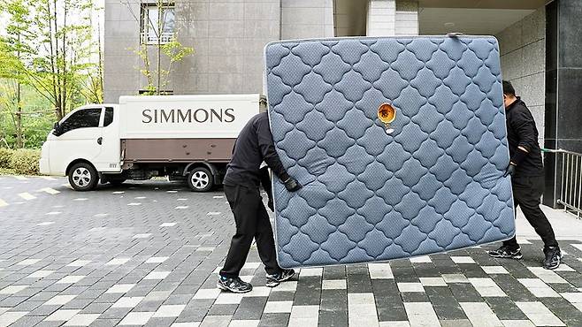 시몬스 A/S팀이 헌 매트리스를 수거하는 모습. 시몬스 제공