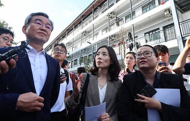 김진아 외교부 2차관과 박성주 경찰청 국가수사본부장이 16일(현지시간) 캄보디아 온라인스캠범죄단지로 알려진 태자단지를 방문해 현장을 점검하고 있다. 뉴스1