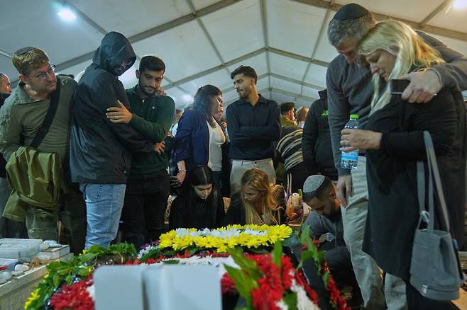 15일(현지시각) 이스라엘 예루살렘 헤르츨산 국립묘지에서 열린 다니엘 페레즈 이스라엘군 대위의 장례식에서 추모객들이 슬퍼하고 있다. 하마스는 지난 13일 페레즈 대위의 주검을 이스라엘로 인도했다. AP 연합뉴스