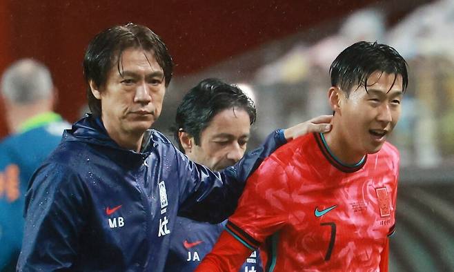 지난 10일 서울월드컵경기장 브라질과 평가전에서 홍명보 남자 축구대표팀 감독(왼쪽)과 손흥민의 모습. 연합뉴스