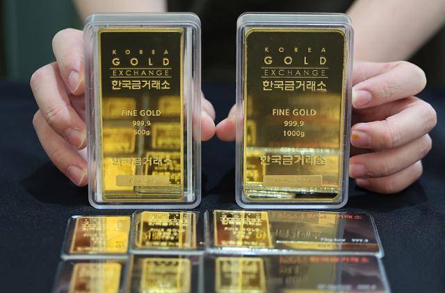 개인투자자들이 9월 들어 금 관련 상품을 4,386억 원 순매수하며 투자 열기가 급등했다. 이는 연준의 금리 인하 기대와 지정학적 불안이 맞물려 금이 안전자산으로 주목받은 결과다. 국제 금값은 사상 최고치를 경신 중이며, 전문가들은 내년 최대 온스당 5,000달러까지 오를 수 있다고 전망했다. 사진은 25일 서울 종로구 한국금거래소에서 직원이 골드바를 내보이고 있다. 뉴스1