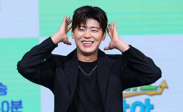 가수 박지현이 16일 오전 서울 마포구 쇼킹케이팝센터에서 열린 ENA 예능 프로그램 '길치라도 괜찮아' 제작발표회에서 포즈를 취하고 있다. 뉴시스