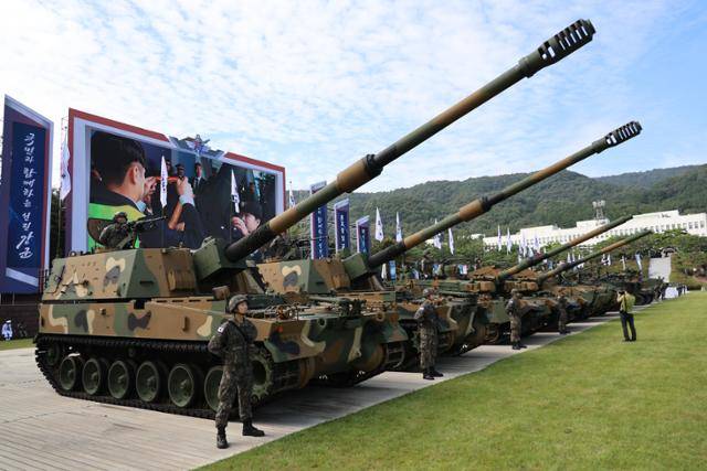 국방부는 건군 77주년을 맞아 국군이 보유한 유·무인 복합체계 신무기를 공개했다. 사진은 지난달 29일 국군의날 미디어데이 행사에서 공개된 K9 자주포. 계룡대=연합뉴스