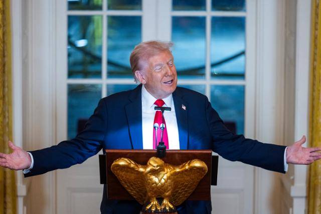 도널드 트럼프 미국 대통령이 15일 워싱턴 백악관에서 연회장 확장을 위한 기부 행사를 열고 연설하고 있다. 워싱턴=EPA 연합뉴스