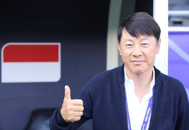 신태용 전 인도네시아 대표팀 감독이 2024년 1월 28일(현지시간) 카타르 도하 자심 빈 하마드 스타디움에서 열린 호주와의 2023 아시아축구연맹(AFC) 카타르 아시안컵 16강전 시작 직전 엄지를 들어보이고 있다. 도하=뉴시스