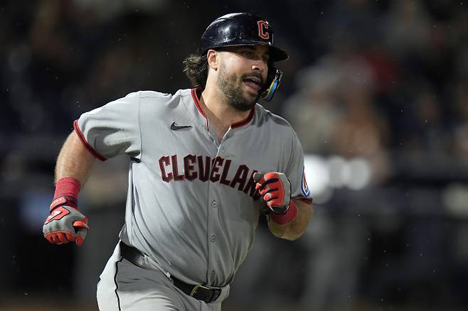 <yonhap photo-4559="">클리블랜드 잔류를 선택한 오스틴 헤지스. [AP=연합뉴스]</yonhap>