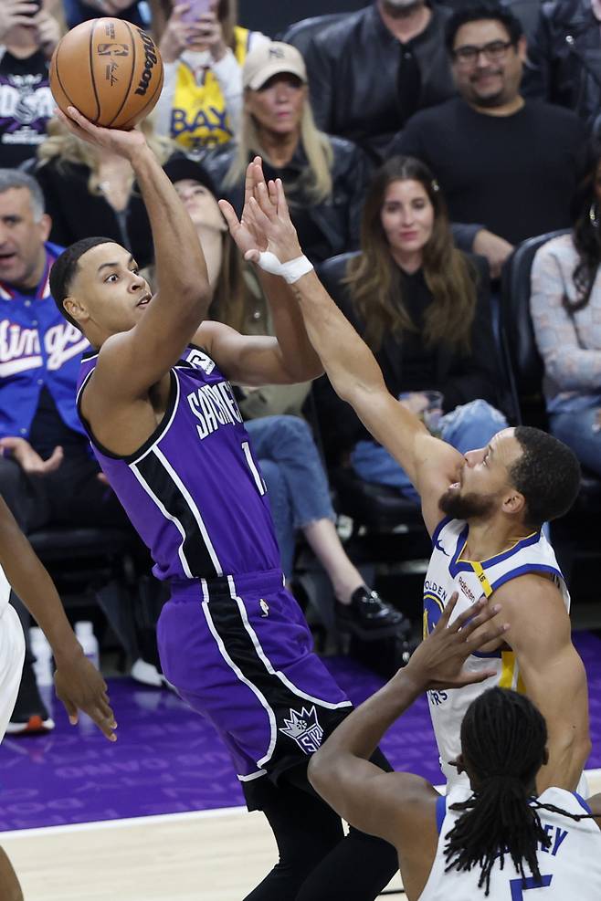 <yonhap photo-5360="">새크라멘토와 다년계약에 합의한 키건 머레이의 경기 모습. [EPA=연합뉴스]</yonhap>