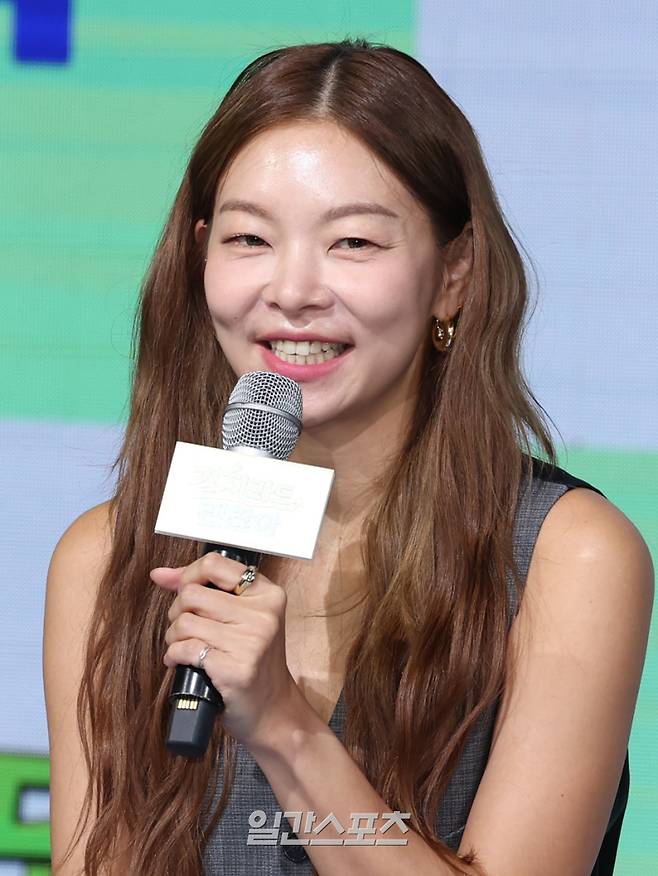 모델 송해나가 16일 오전 서울 마포구 쇼킹케이팝센터에서 열린 ENA 예능 '길치라도 괜찮아' 제작발표회에 참석해 인사말을 하고 있다. '길치라도 괜찮아'는 갈팡질팡 길치들을 위한 백만 여행 크리에이터들의 맞춤 설계, 그 특별한 루트를 대표 길치 연예인들이 직접 떠난다! 오는 18일 저녁 7시 50분 첫 방송. 서병수 기자 qudtn@edaily.co.kr /2025.10.16/