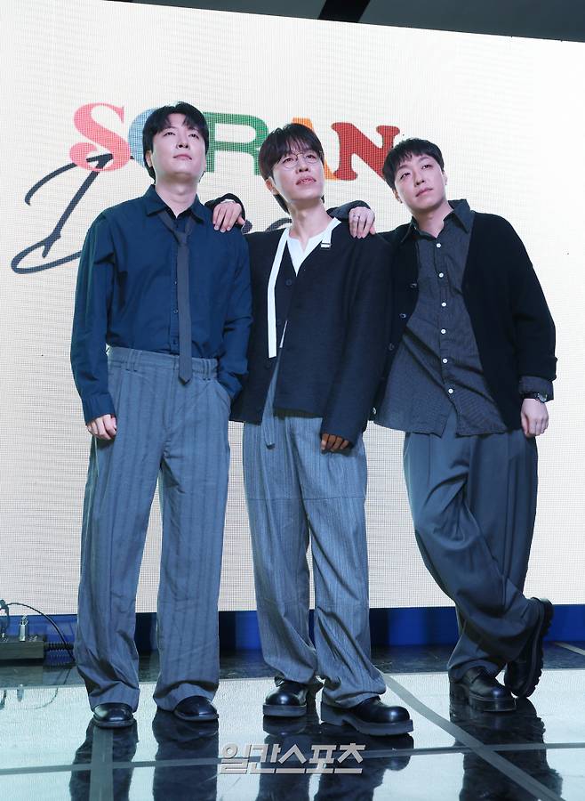 밴드 소란(서면호, 고영배, 이태욱)이 16일 오후 서울 마포구 엠피엠지에서 열린 새 EP 앨범 'DREAM(드림)' 발매 기념 쇼케이스에 참석해 포토타임을 갖고 있다. 서병수 기자 qudtn@edaily.co.kr /2025.10.16/