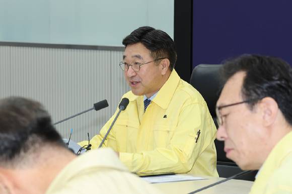 윤호중 행정안전부 장관이 16일 정부세종청사 중앙재난안전상황실에서 열린 국가정보자원관리원 행정정보시스템 화재 관련 중대본 12차 회의를 주재하고 있다. [사진=연합뉴스]