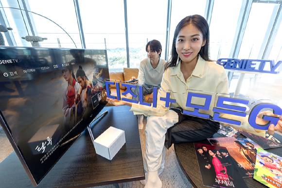 모델들이 ‘모든G 전용 메뉴’ 화면 앞에서 ‘지니 TV 디즈니+ 모든G’를 소개하고 있다. [사진=KT]