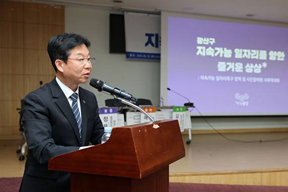 박병규 광산구청장이 지난 4월 국회에서 '시민참여형 사회적 대화'를 통한 정책추진 배경과 계획 등을 발표하고 있다. [사진=광주시 광산구]