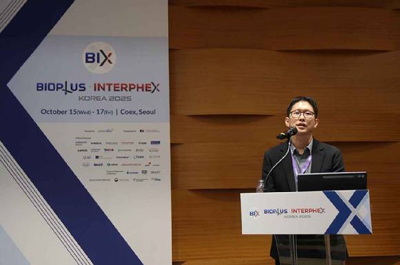 이태희 삼성바이오로직스 항체배양PD팀장(상무)이 16일 진행된 BIX 2025 런천 세션에서 CDO 서비스 경쟁력에 대해 발표하고 있다. [사진=삼성바이오로직스]