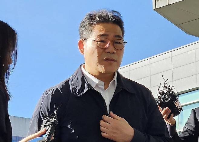 서울동부지검 '세관 마약수사 외압 의혹' 합동수사팀으로 파견이 결정된 백해룡 경정이 16일 서울송파구 동부지검으로 첫 출근하며 취재진 질문에 답하고 있다. [사진=연합뉴스]