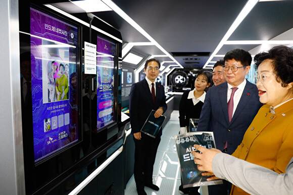 김경희 이천시장(오른쪽 첫번째)이 15일 AI반도체 드림 버스를 체험하고 있다. [사진=이천시]