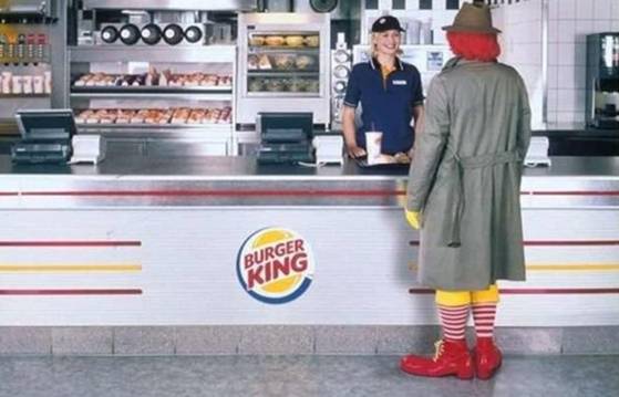 맥도날드 캐릭터 로널드를 자사 고객으로 등장시킨 버거킹의 짓궂은 광고. [사진 각사]