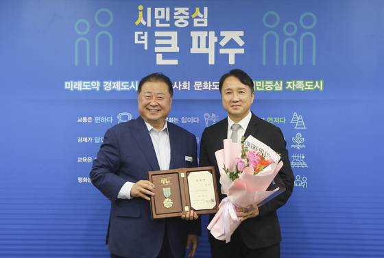 내년 K리그2 진출을 목표로 창단 작업 중인 파주시민축구단의 황보관 초대 단장(오른쪽)과 김경일 파주시장. 사진 올리브크리에이티브