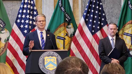 스콧 베선트 미국 재무부 장관과 제이미슨 그리어 미국무역대표(USTR)가 15일(현지시간) 워싱턴DC 재무부에서 기자회견을 하고 있다. 연합뉴스