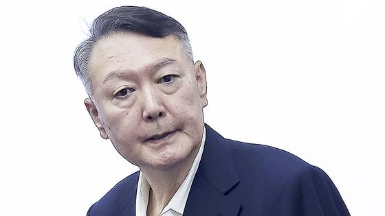 윤석열 전 대통령이 지난달 26일 서울 서초구 서울중앙지법에서 열린 특수공무집행방해, 직권남용 권리행사방해 등 혐의 사건 1차 공판에 출석하고 있다. 연합뉴스