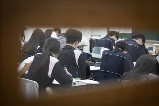 경기 파주 운정고 학생들이 지난달 정규 수업 시간을 마치고 야간자율학습(야자)을 하고 있다. 대부분의 일반고는 야자를 시행하지 않지만 운정고는 70~80%가 야자에 참여해 자기주도학습을 한다. 전민규 기자