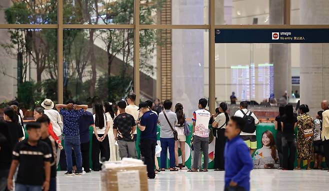 14일(현지시간) 캄보디아 테초국제공항에서 시민들이 입국객을 기다리고 있다. 사진=뉴스1