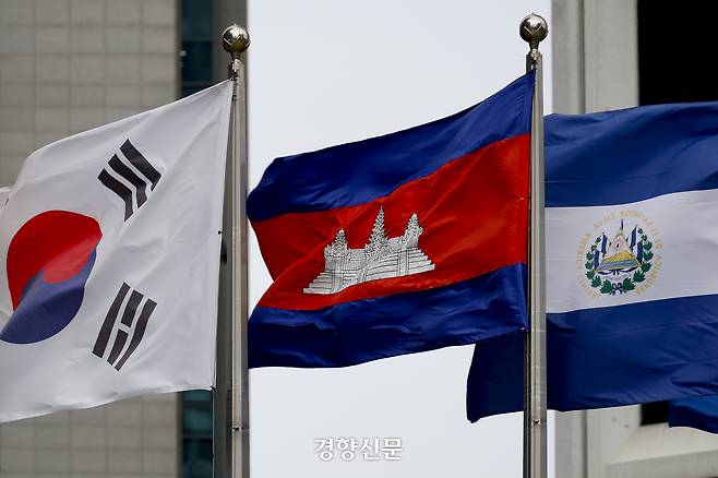 최근 캄보디아에서 보이스피싱 등 범죄와 관련된 조직들에 의해 한국인들이 납치·감금·고문 등의 피해가 잇따르고 있다. 지난 14일 이재명 대통령은 캄보디아 납치 사태와 관련해 “가용자원을 총동원해 신속하고 정확하고 확실하게 이 문제에 대응해달라”고 지시했다. 사진은 이날 서울 중구 주한 캄보디아 대사관 앞 모습.   문재원 기자